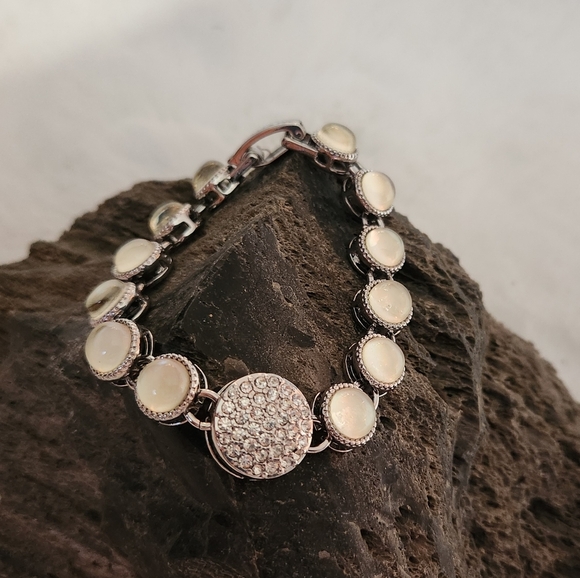 NWT Lia Sophia "Bay Breeze" Rhinestone & Mother of Pearl bracelet - Picture 3 of 8